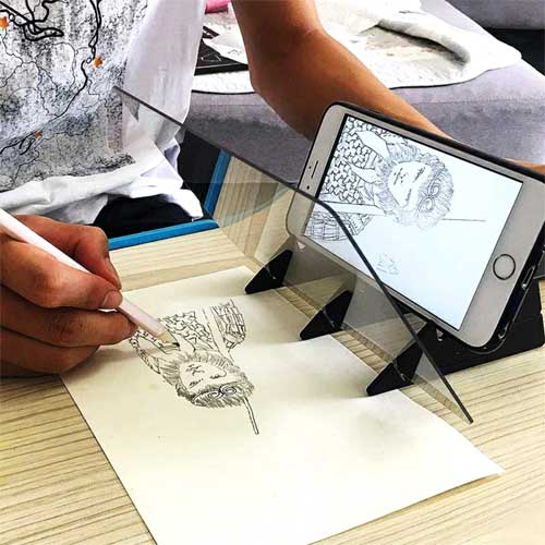 proiector-pentru-desen-de-un-mobil